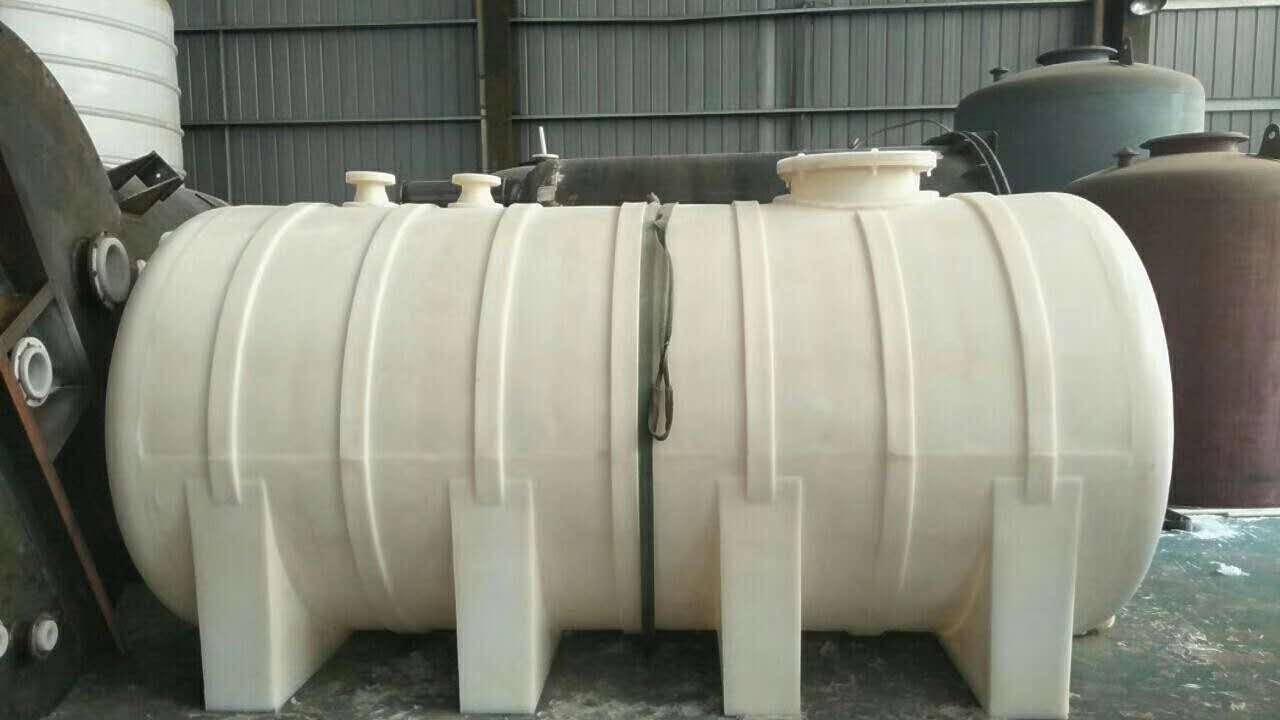 8立方塑料儲罐上的PE法蘭接頭怎樣焊接